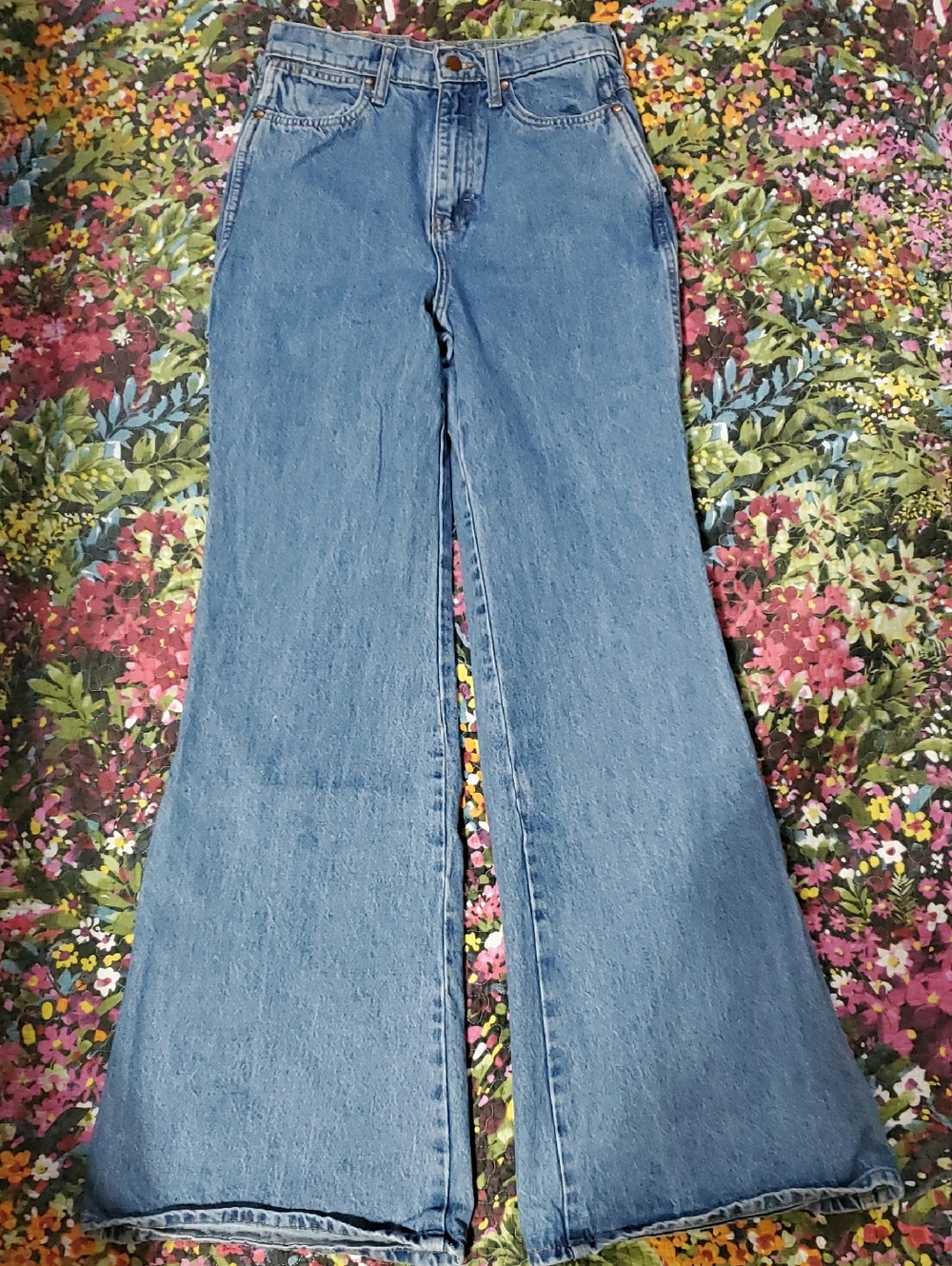 wrangler women’s  light blue high-rise flared jeans 28x34